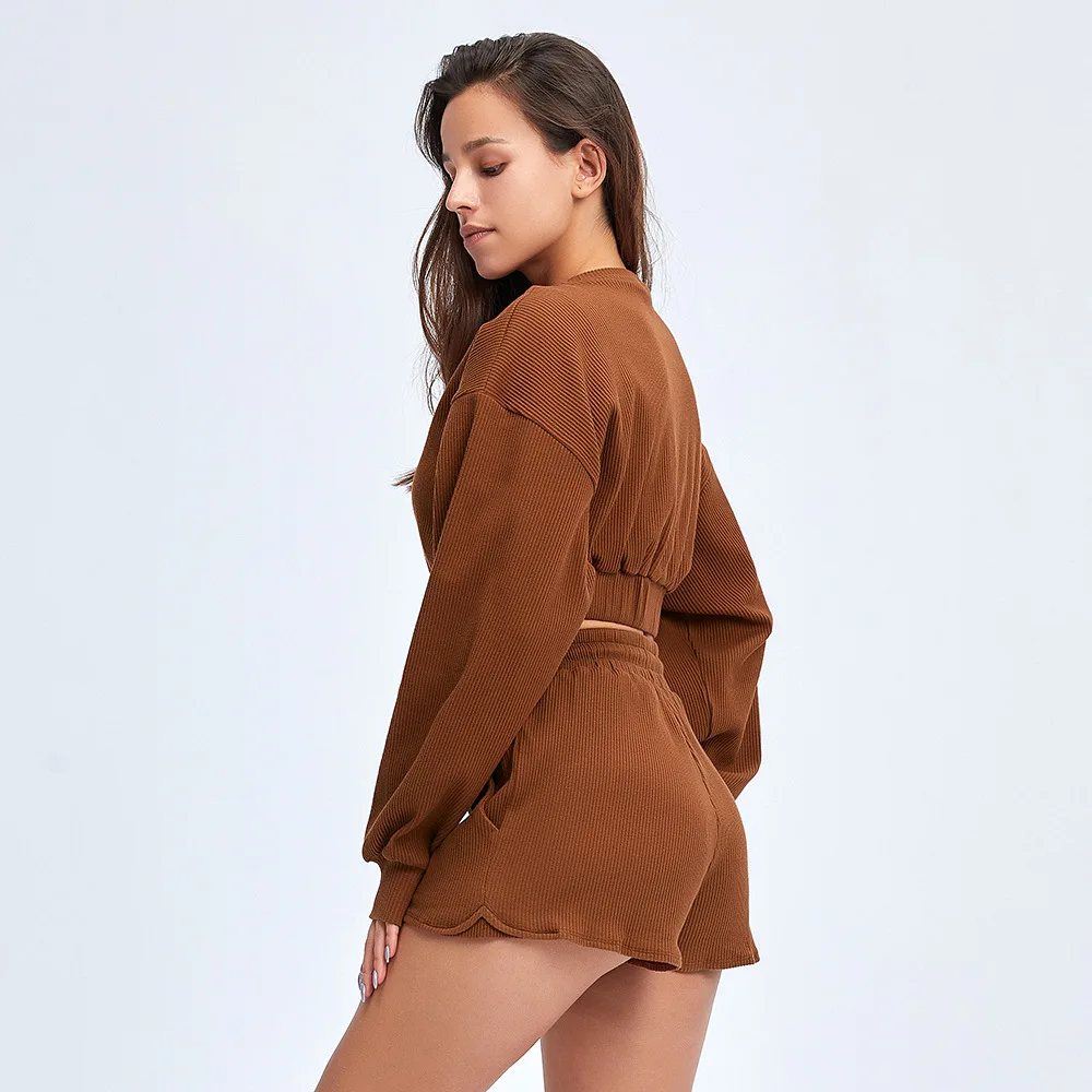 Спортивные костюмы для фитнеса бесшовный укороченный топ и шорты женские