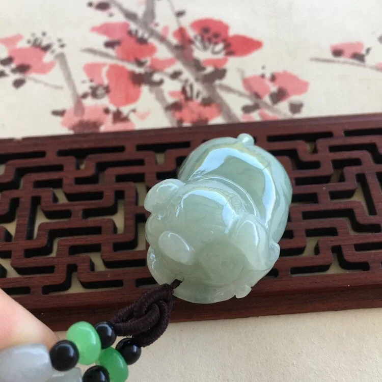 Ожерелье с подвеской из натурального изумруда и нефрита со знаками Зодиака