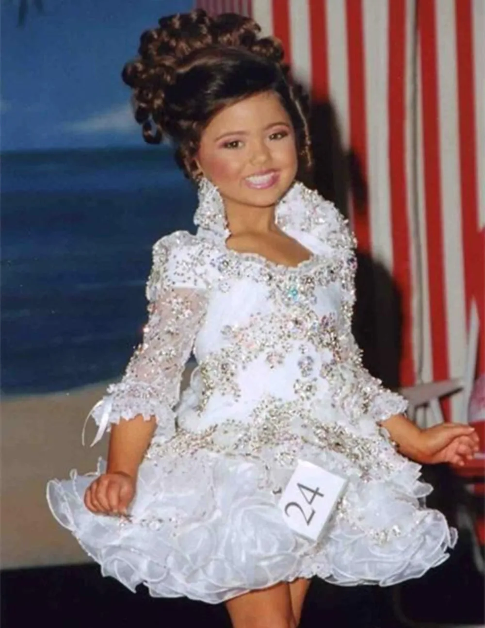 Женское короткое платье с бусинами стразами и оборками рукавом 3/4 белое