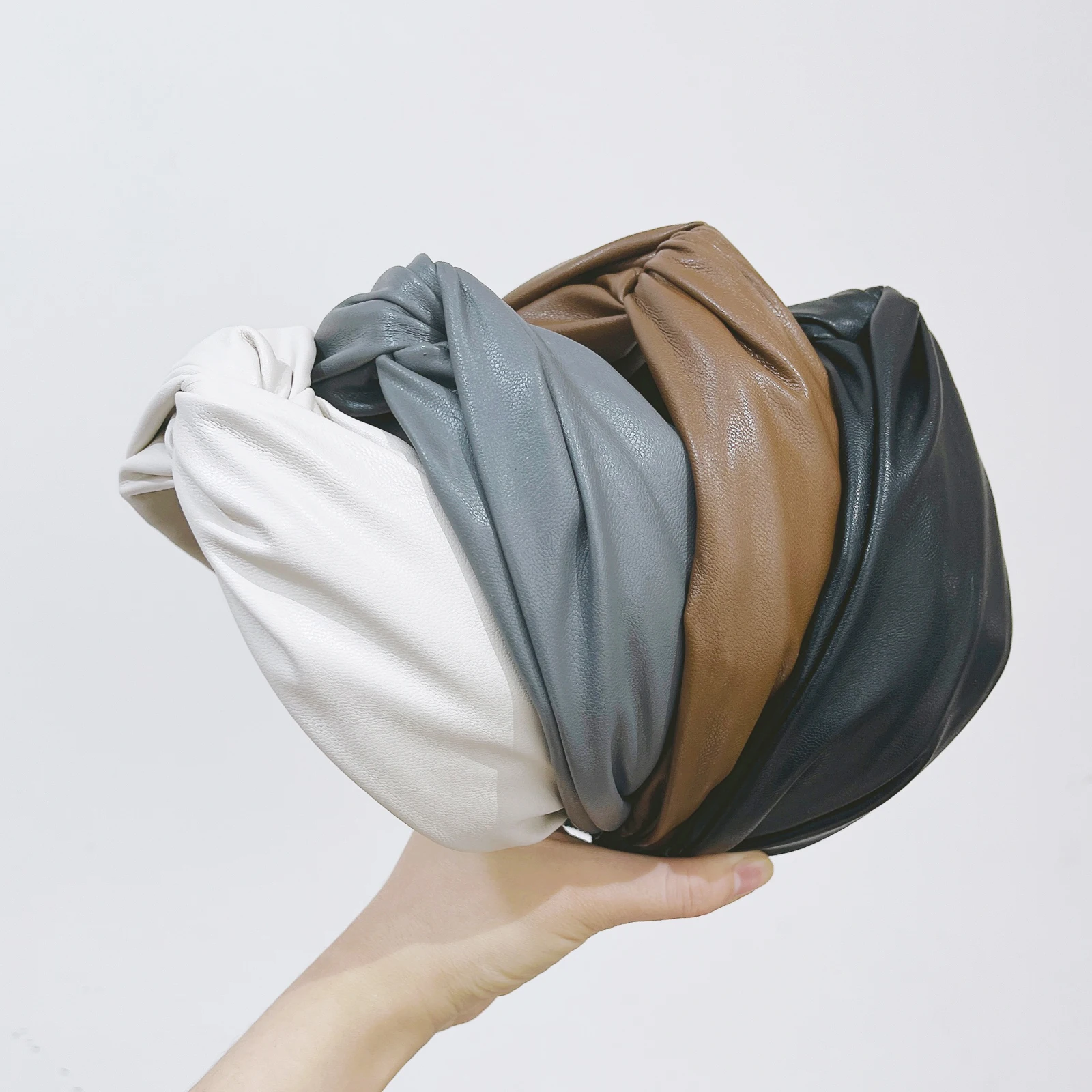 Повязка на голову женская из экокожи однотонная широкая |