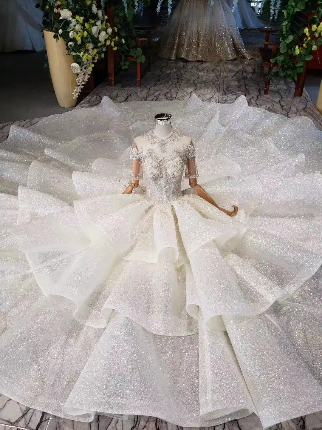 

2020 Short Sleeve Ball Gown Luxury Glitter Special High Neck Lace And Crystals Wedding Dress Custom Made Ruffless Bridal Dress