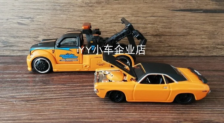 

Модель автомобиля эвакуатора, литье под давлением, в масштабе 1:64, Dodge Challenger, планшетный транспортер, игрушечный автомобиль из сплава, коллек...