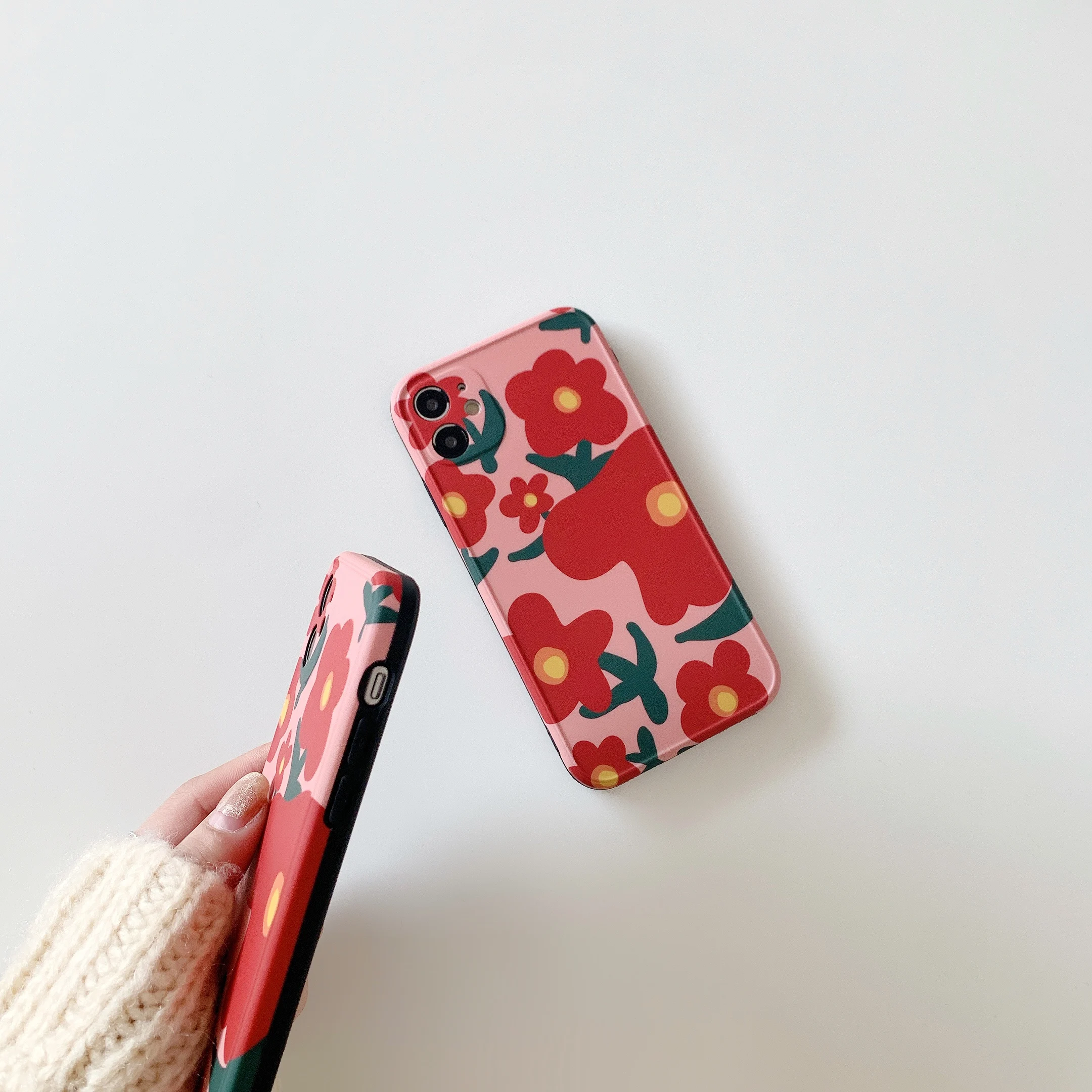 

The red flower pattern is suitable for iPhone 11 and iPhone 12 series mobile phone cases