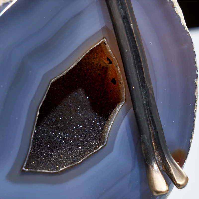 Современная Абстрактная латунная фигурка сидящая на агате камень Настольная