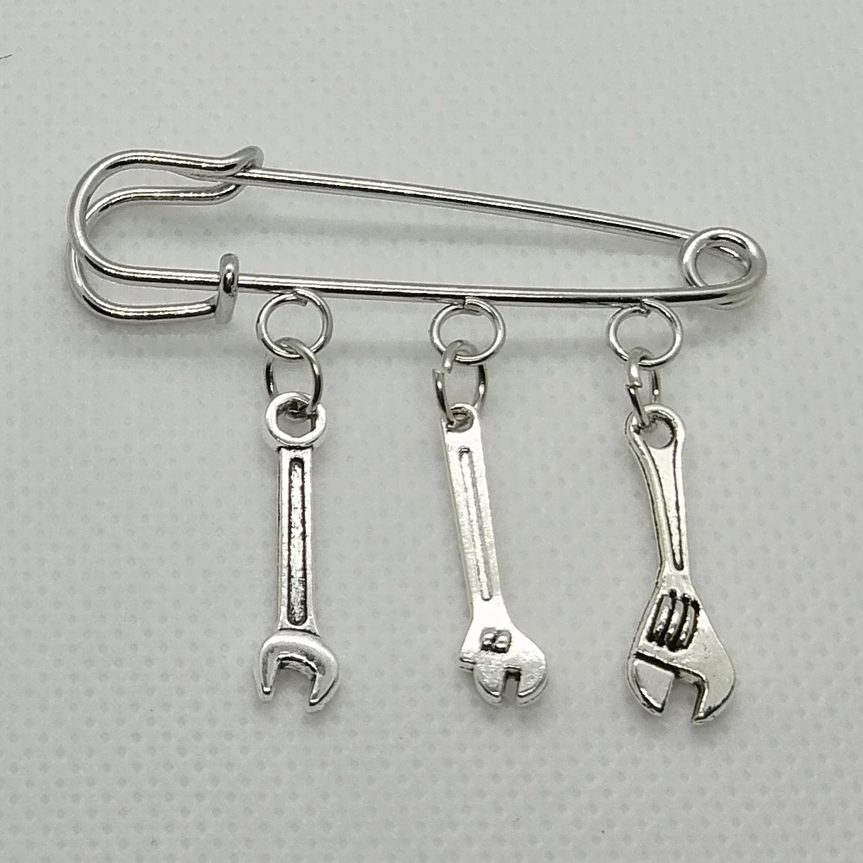 Alloy brooch home improvement tool brooch wrench brooch to send friends gifts beautiful men's brooch