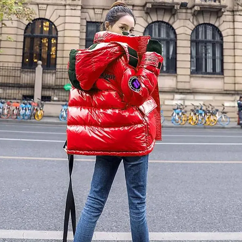 Женский короткий пуховик с капюшоном теплый на белом утином пуху надписью