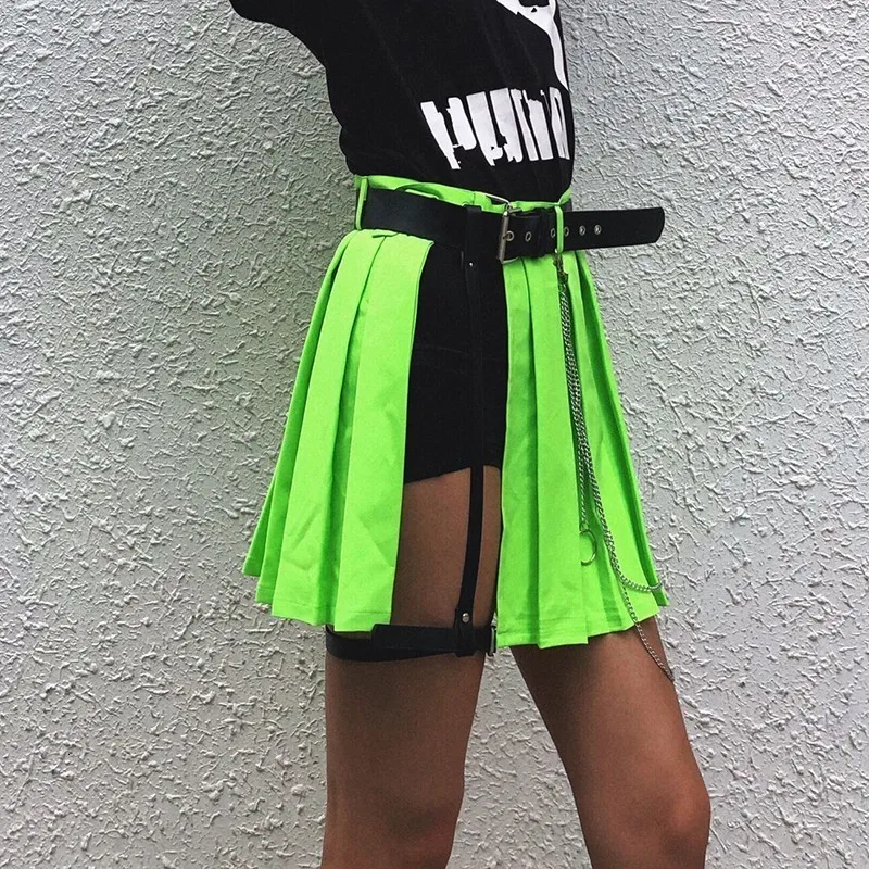 TWOTWINSTYLE уличная плиссированная юбка для женщин с высокой талией и цепочкой на поясе мини юбки женская модная одежда лето Новинка