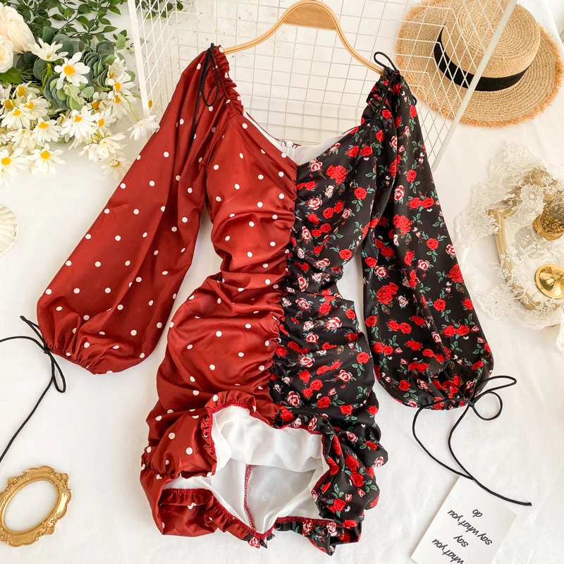 Модное мини платье в стиле блогера с рукавами фонариками и цветочным