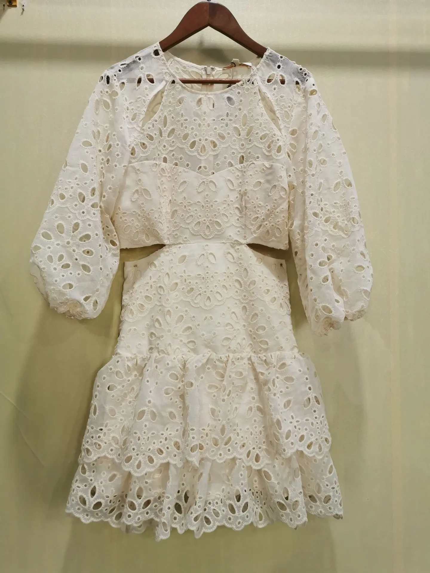 

Fadan 21 spring and summer new flounce cut out hook flower Beige medium sleeve waist dress