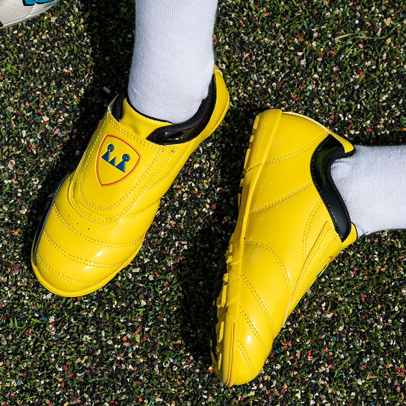 ZHENZU Size 28-39 Children TF Soccer Shoes Football Boots Kids Boys Trainers Sneakers Cleats Training tennis shoes Lace-free