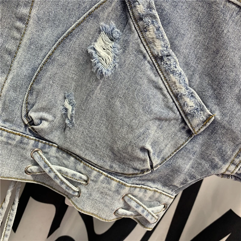 Женская короткая джинсовая куртка свободная в стиле ретро с дырками и завязками