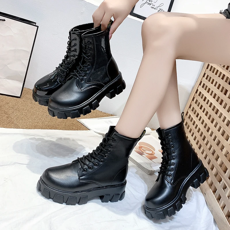 Ботильоны женские мотоциклетные на танкетке черные кожаные оксфорды шнуровке и