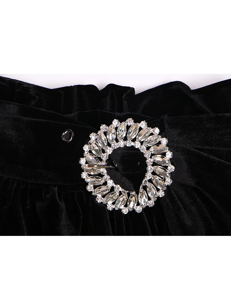 

Black wooden ear elasticated high waist strap velvet shorts ladies diamond buckle wide leg autumn soft velvet A pendulum