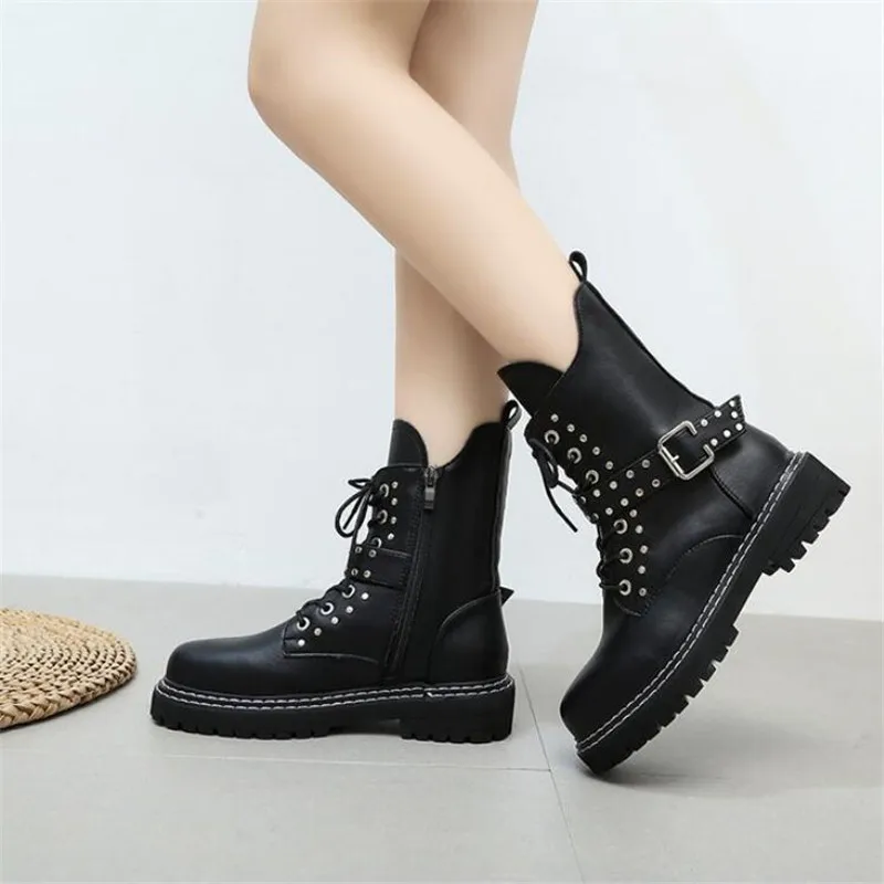 

Ботинки мартинсы женские, новинка 2021, зимние ботинки, модные ботинки телесного цвета, с заклепками и круглым носком, сетчатые красные женски...