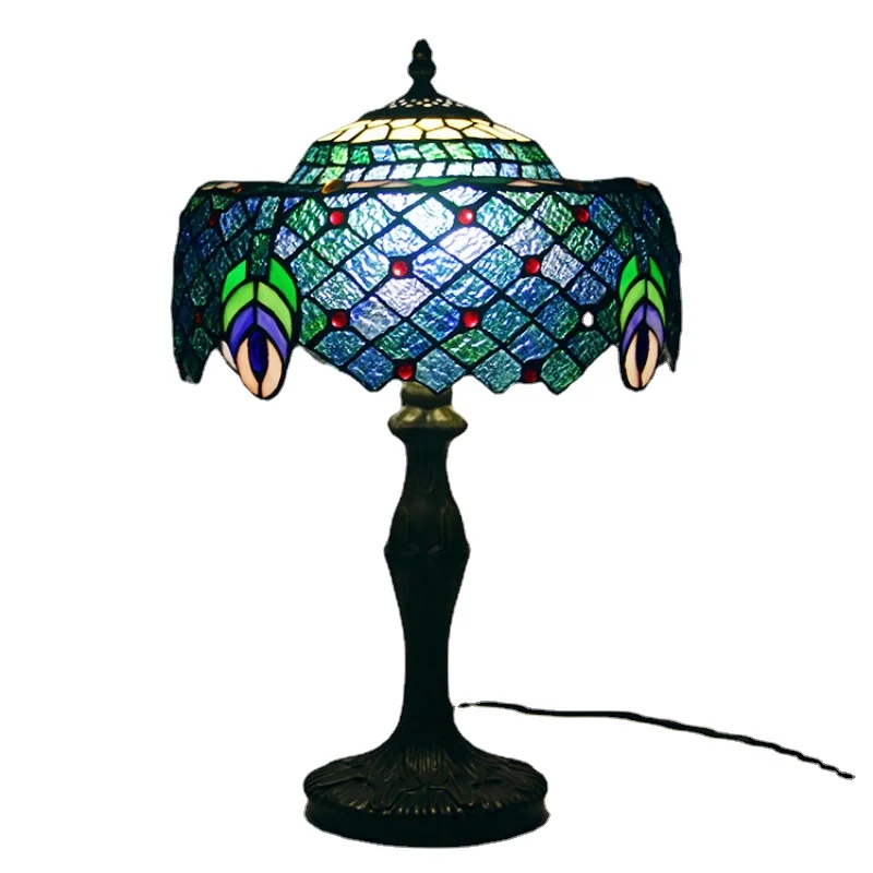 

Новинка, креативная настольная лампа цвета зеленого стекла от Тиффани в виде павлина, светодиодные настольные лампы с защитой глаз в америк...