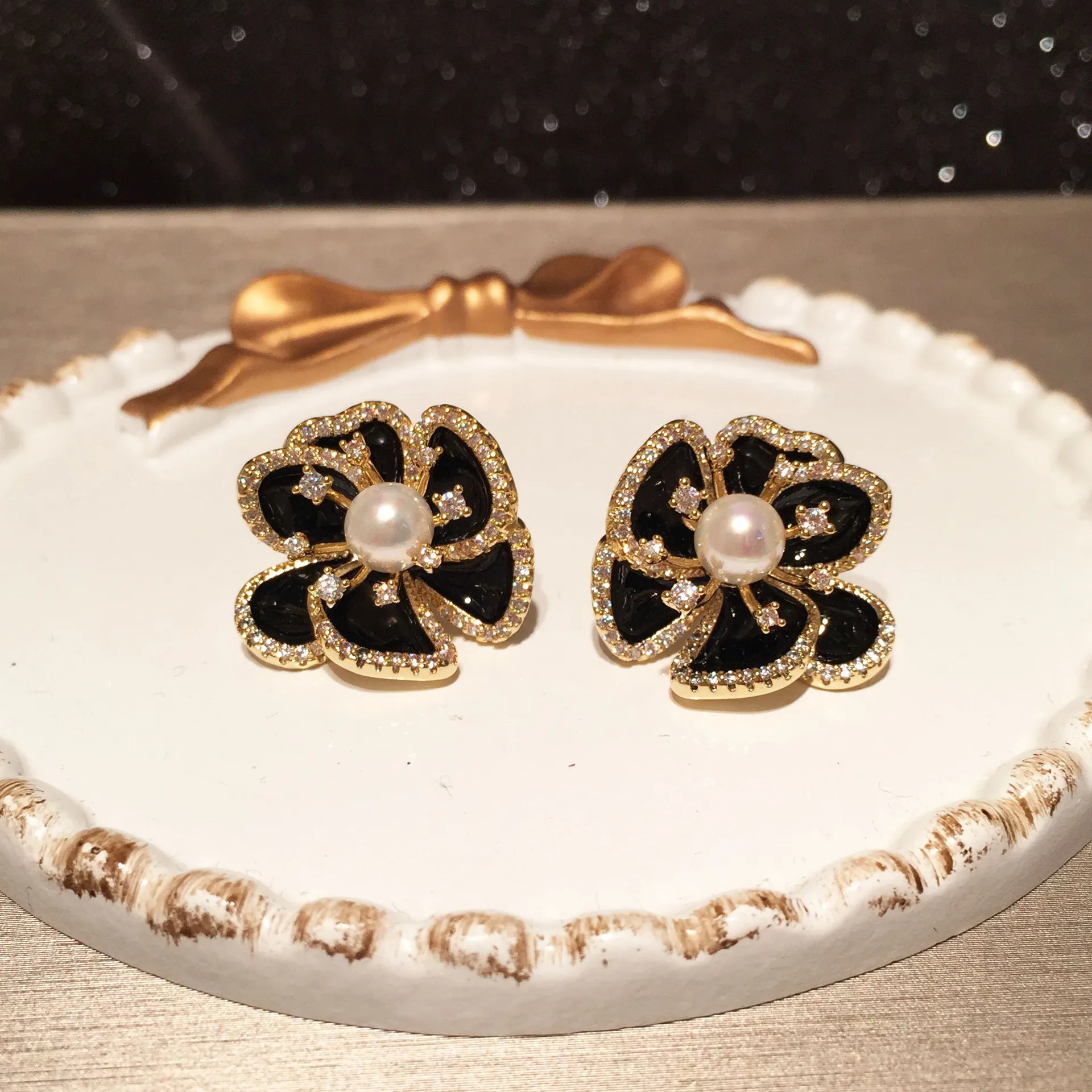 

Черный Лепестковые серьги милые носки с трехмерной аппликацией в виде микро инкрустированные Цирконом S925 наборе серебристых спиц из темпе...