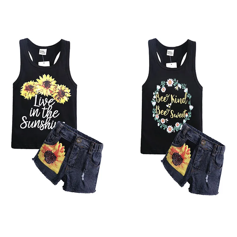 

Летний модный комплект одежды для маленьких девочек; Топ без рукавов с цветочным принтом и надписью; Рваные джинсовые шорты; Комплект из 2 пр...