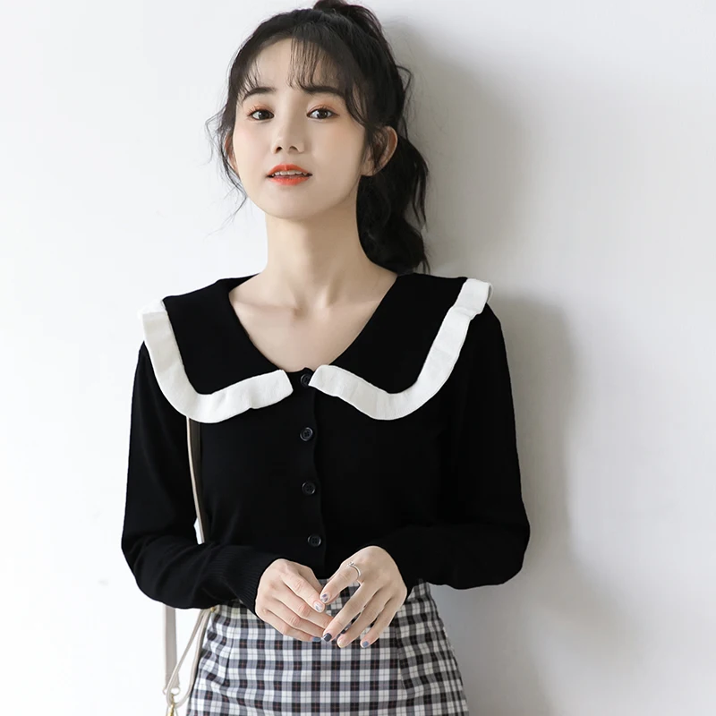 

Черный топ с длинным рукавом и отложным воротником