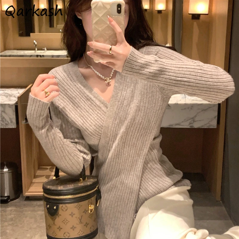 

Футболка женская трикотажная с длинным рукавом и V-образным вырезом