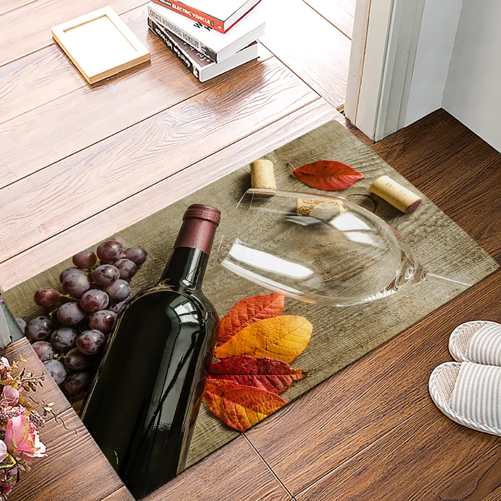 Красное вино крупным планом стеклянная чашка кленовый лист виноград дверные