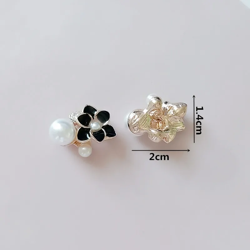 Искусственный жемчуг из металлического сплава эмаль черные и белые цветы
