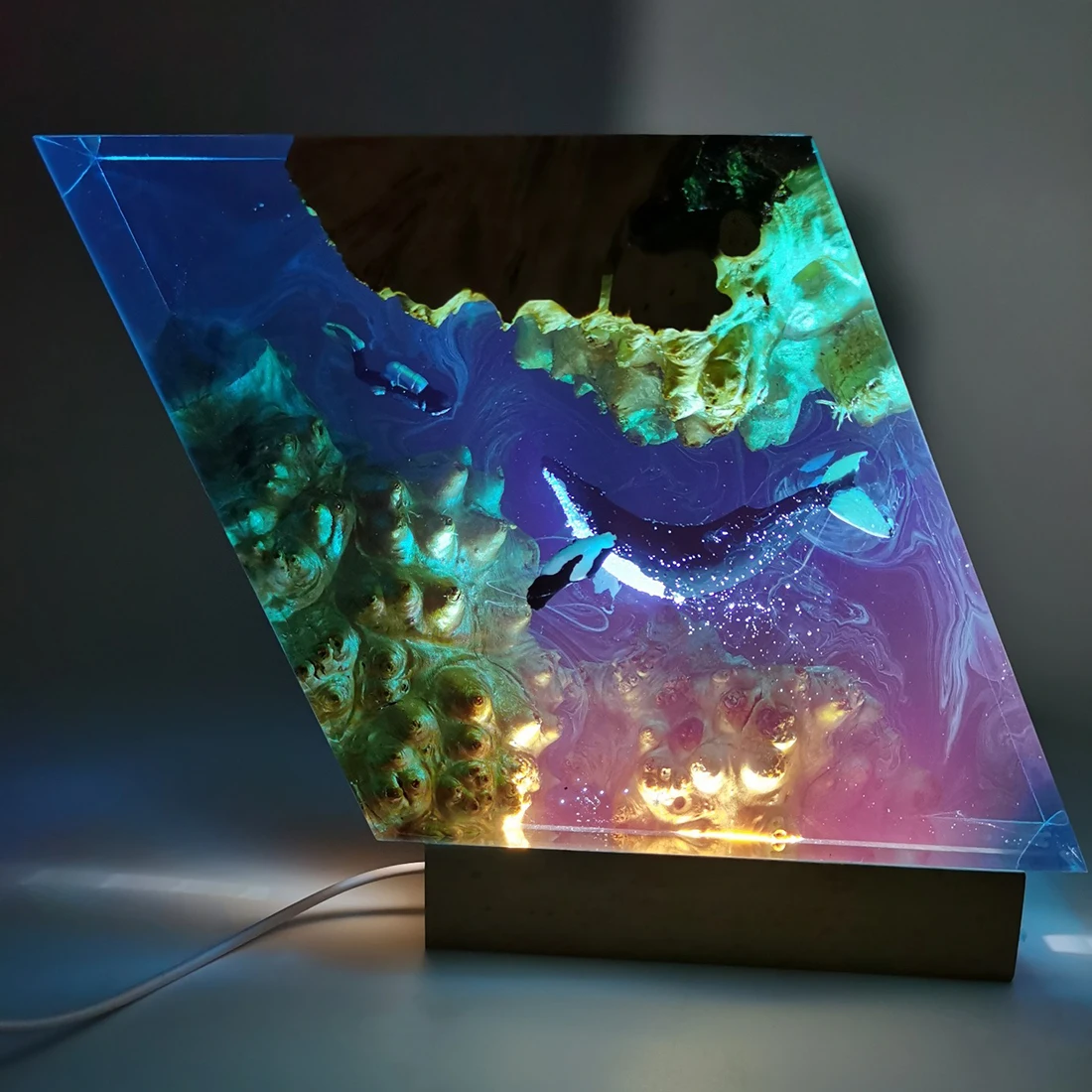 

20X12X5cm Creative Desktop Resin Handicrafts Whale Diver Model With LED Night Light Crafts Ornaments Office Home Decorations