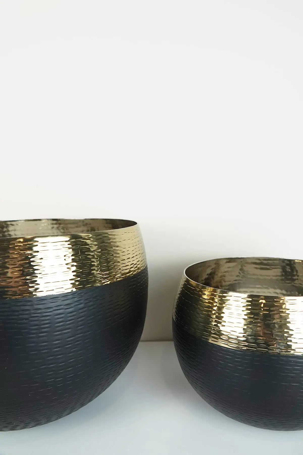 

Glazze Decorative Metal Bowl Mat Black 2 Piece Set