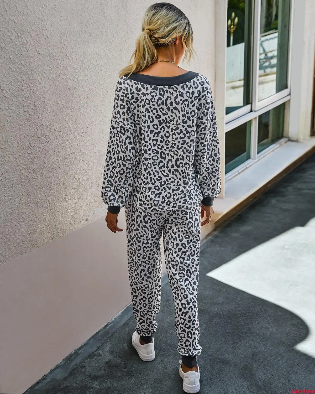 

2020 new Fashion Leopard Print Two Piece Sets Women Casual V-Neck Long Sleeve Loose Tops+Lace Up Pocket Long Pants Female Fall T