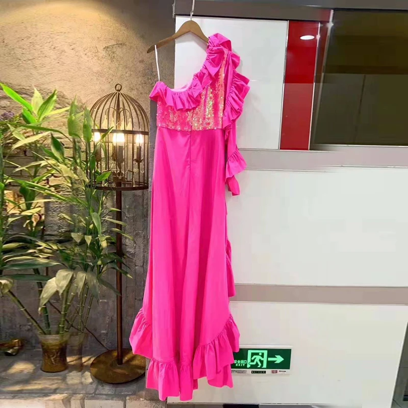 Женское модельное платье на одно плечо Элегантное Длинное цвета фуксии с высоким