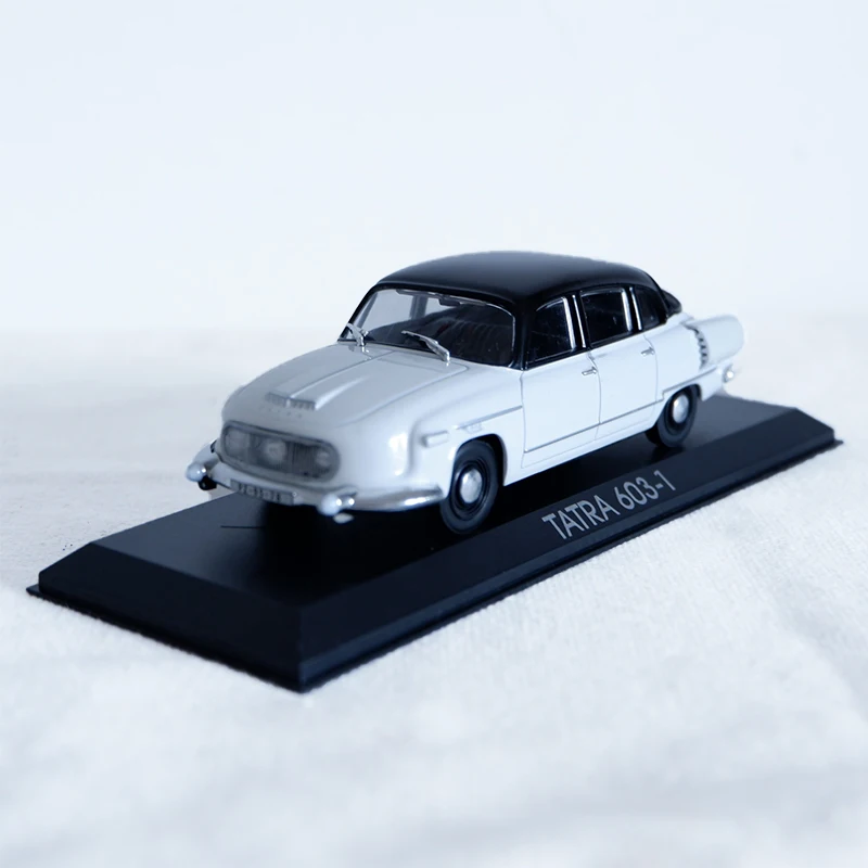 Модель классической винтажной игрушечной машины из сплава 1/43 Чешская Словакия