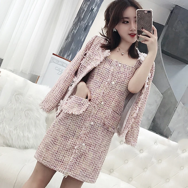 Женский костюм из твида розовый в клетку с жакетом и платьем без рукавов кардиган