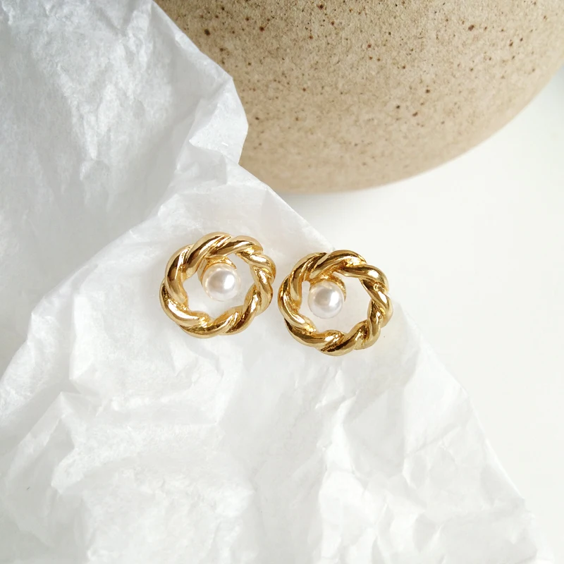 Прилив в неформальном стиле искажения виде геометрических фигур твист Форма