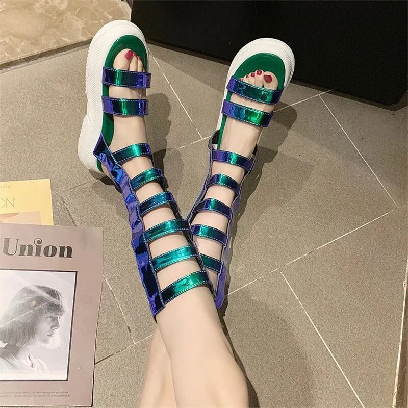 Новинка лета 2019 яркие ажурные сапоги с лазерной лицевой поверхностью высокие