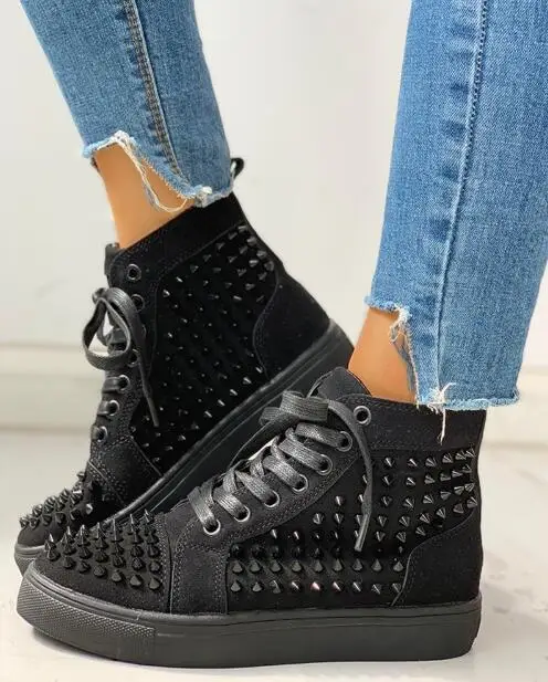 Женские кроссовки с заклепками панк на толстой платформе вулканизированные