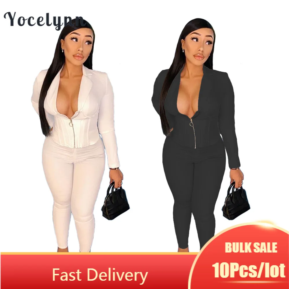 

Женский спортивный костюм с глубоким V-образным вырезом и брюками