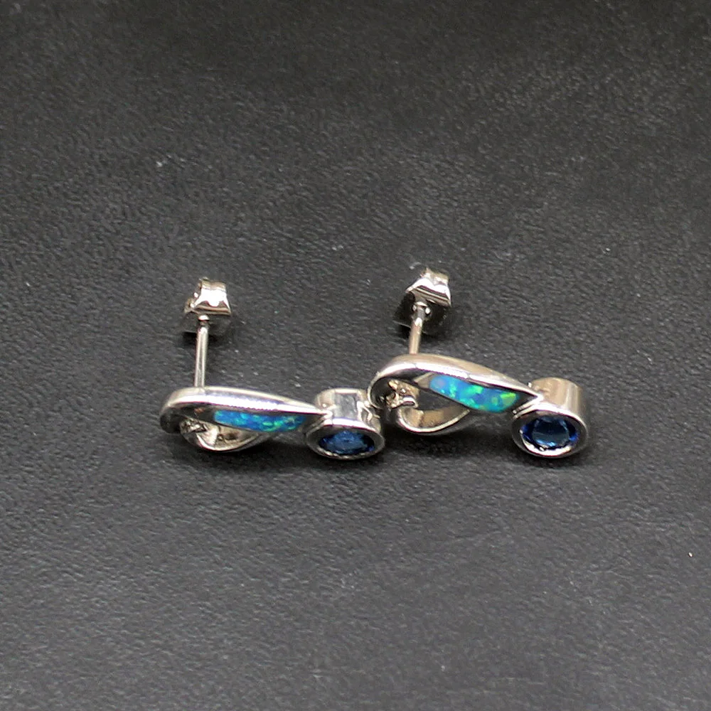 

Женские серьги-гвоздики из серебра 925 пробы с голубым опалом