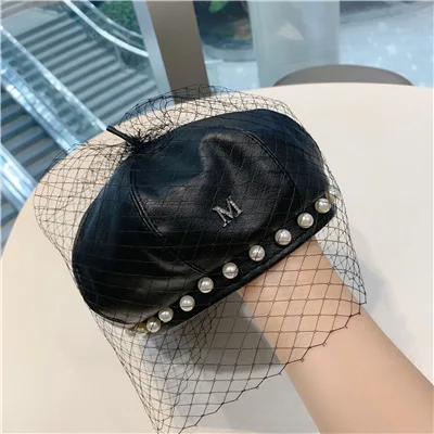 

2019 Spring New Pu Leather Han Edition Joker Octagonal Cap Female Elegant Pearl Lace Vintage Berets Cap