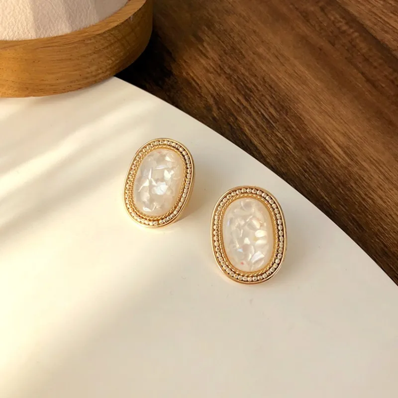 

Fashion metal wind restoring ancient ways stud earrings female temperament of simple geometric earrings ins wind ear clip with n