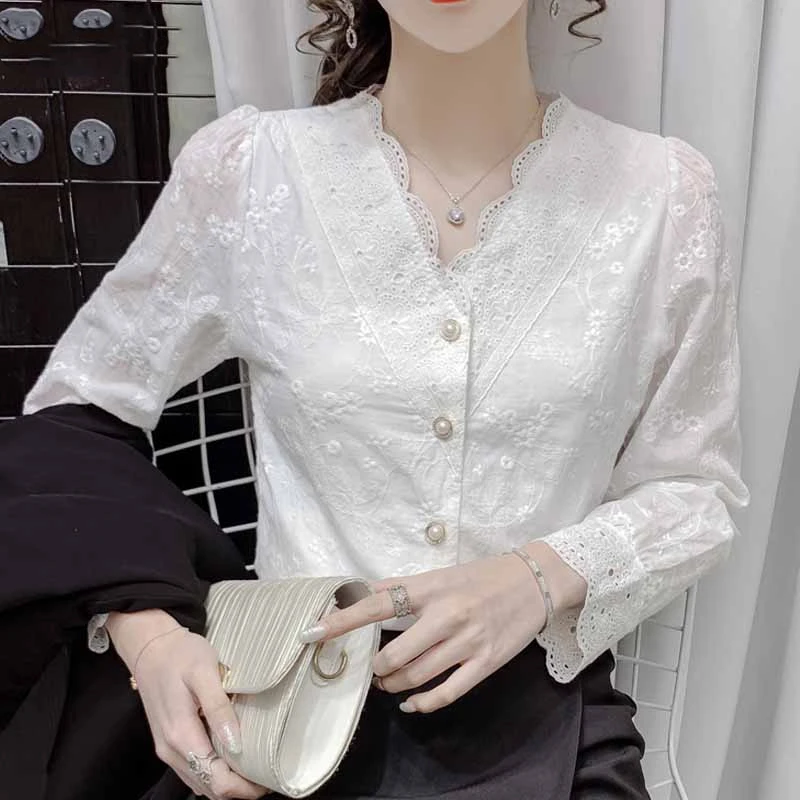 Блузка женская кружевная с длинными рукавами-фонариками и V-образным вырезом