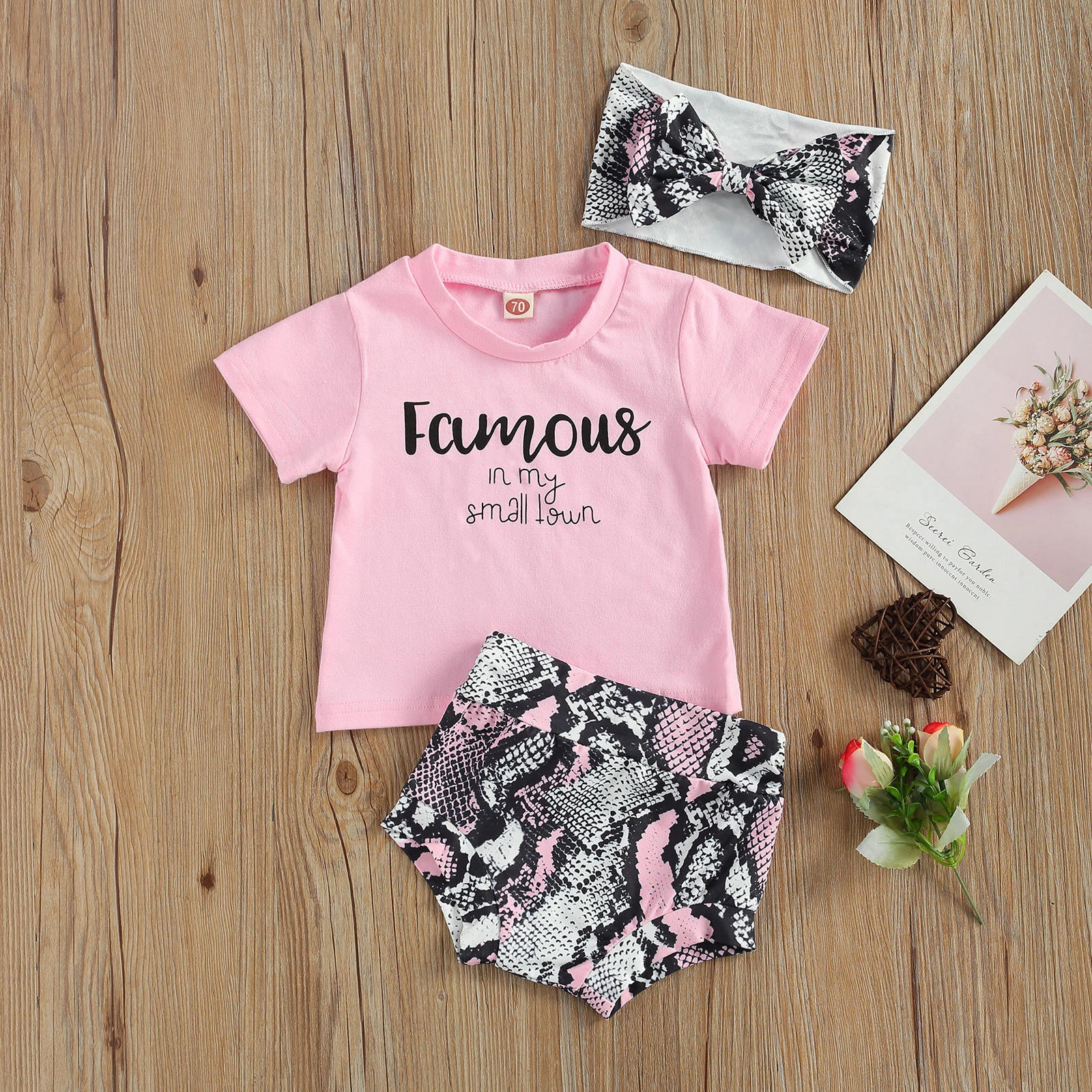 

Одежда для малышей; Комплект; Буквенный принт; Футболка с короткими рукавами и с принтом змеиной кожи, шорты и повязка на голову, комплект из ...