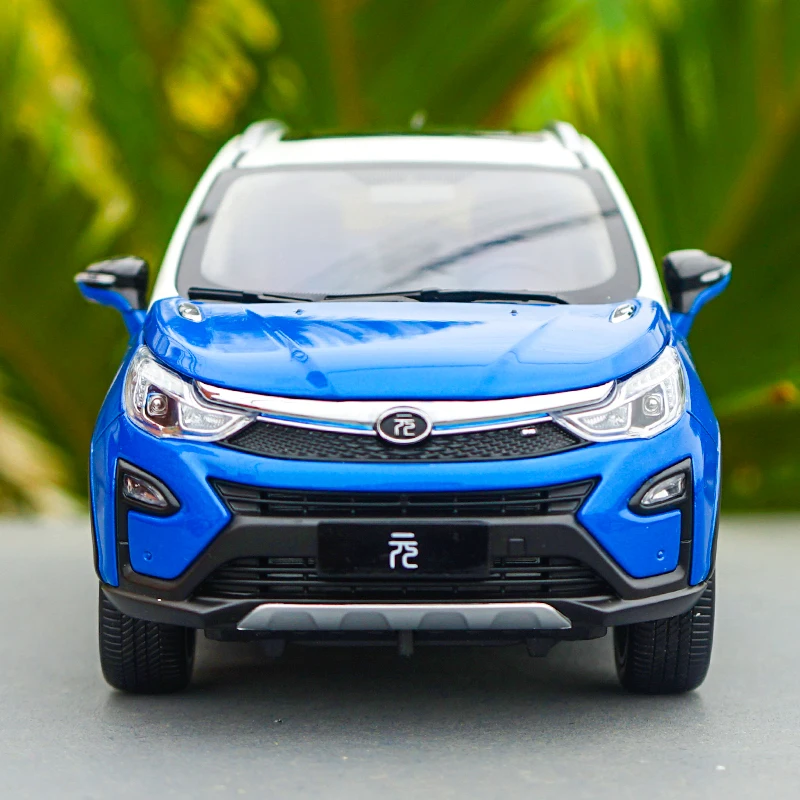 Высококачественная литая модель автомобиля BYD Yuan 1:18 (синий и белый) + небольшой