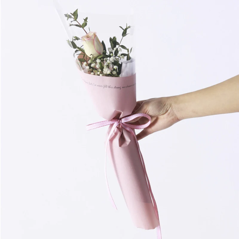 упаковать 1 розу. упаковать 1 розу. красивая упаковка для цветов. как упаковать одну розу. упаковка цветов в пленку.