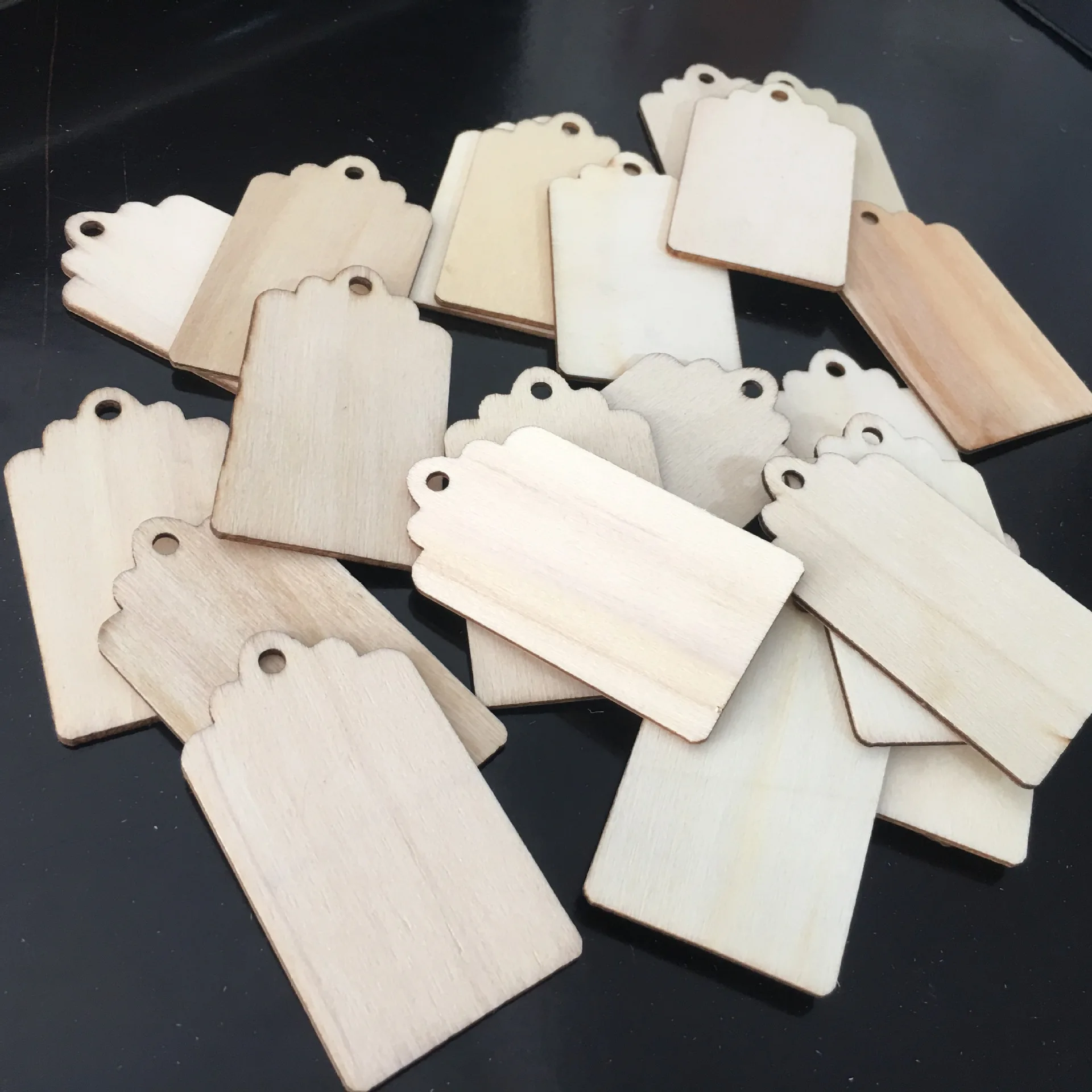 

10pcs Wooden Gift Tags Unfinished Blank Wood Tags Crafts Labels with Twine for Craft Projects, Hanging Painting Staining Decor