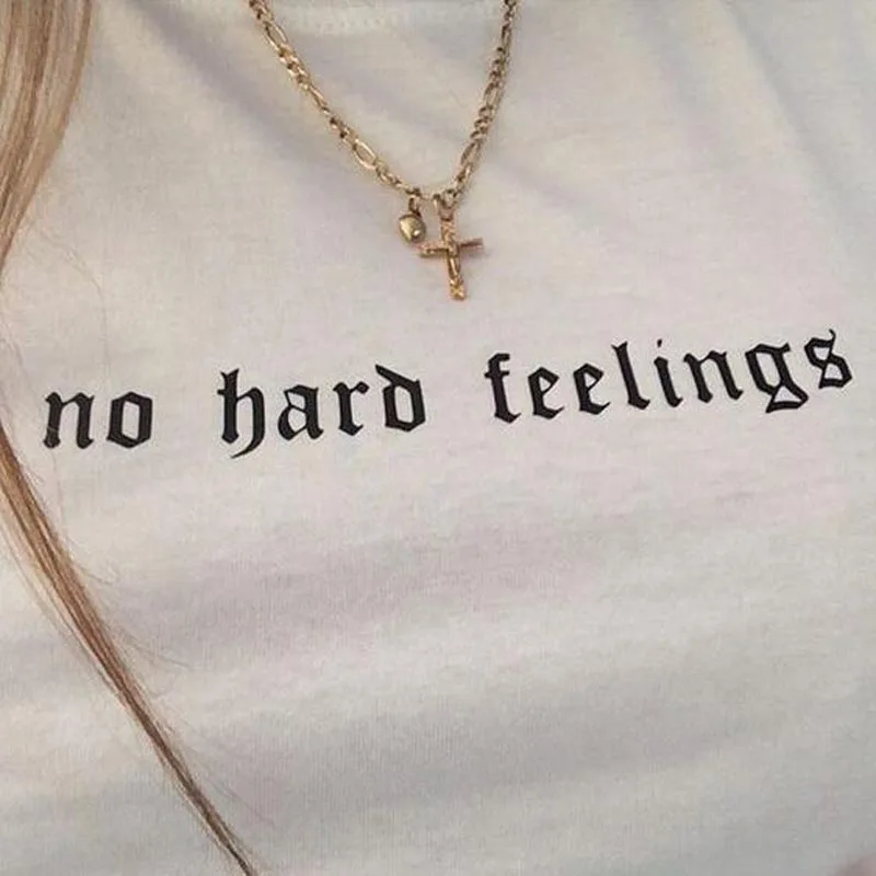 

Футболка в стиле гранж 90-х с надписью «No Hard Feeling»
