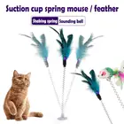 1 шт. кошка игрушка перо палка весной присоской Pet интересные эластичные Дразнилка игрушка Интерактивная палочка для домашних животных с мини-колокол