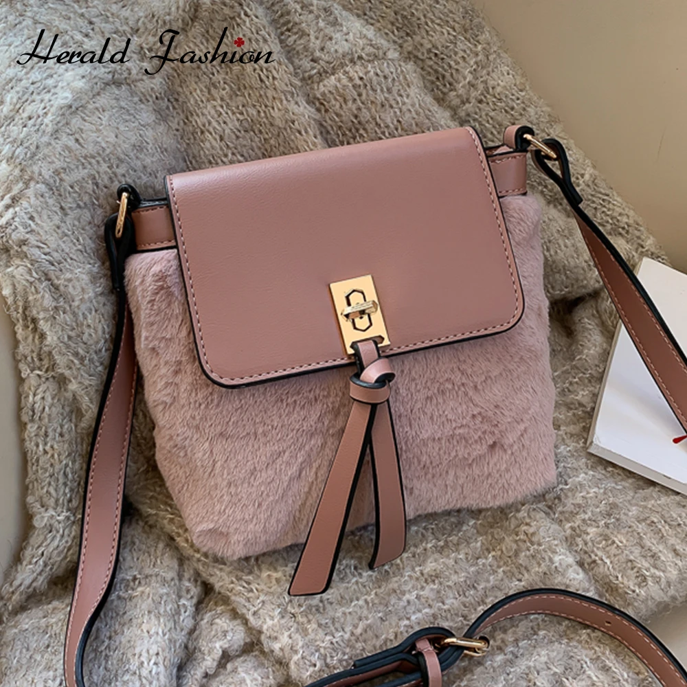 Зимняя теплая женская сумка мессенджер из искусственного меха с клапаном через