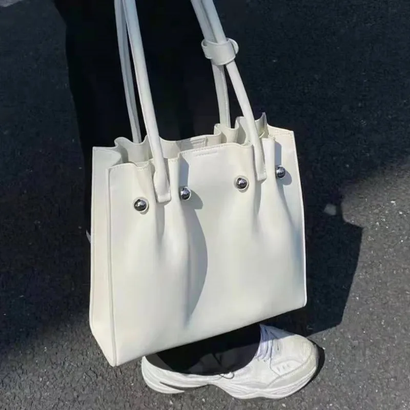 

Вместительная сумка-тоут с французской текстурой, новинка 2022, модная светильник молочно-белая сумка-тоут на одно плечо, вместительная сумка...