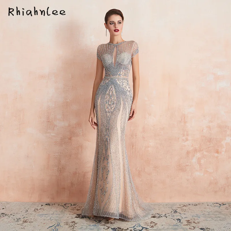 Женское вечернее платье украшенное стразами с вырезом на шее | Свадьбы и