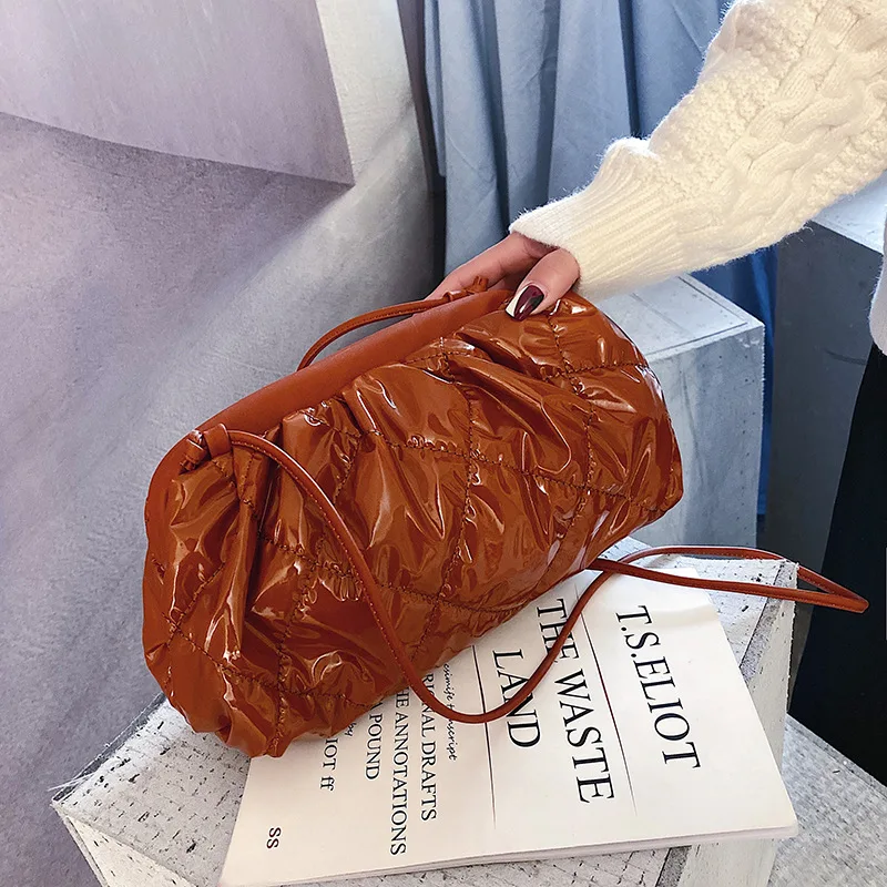 Осенне зимние Дизайнерские однотонные кожаные сумки через плечо с зажимом для