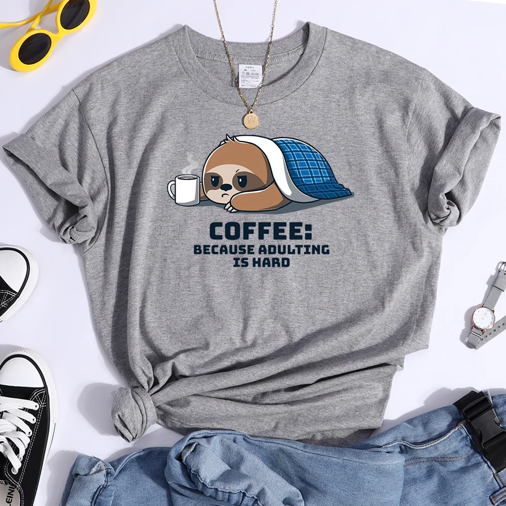 Женская футболка Ленивец прячется в лоскутном одеяле и кофейном принте футболки